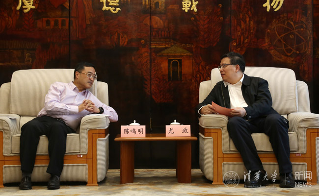 ??? 尤政与陈鸣明亲切交谈副本.jpg